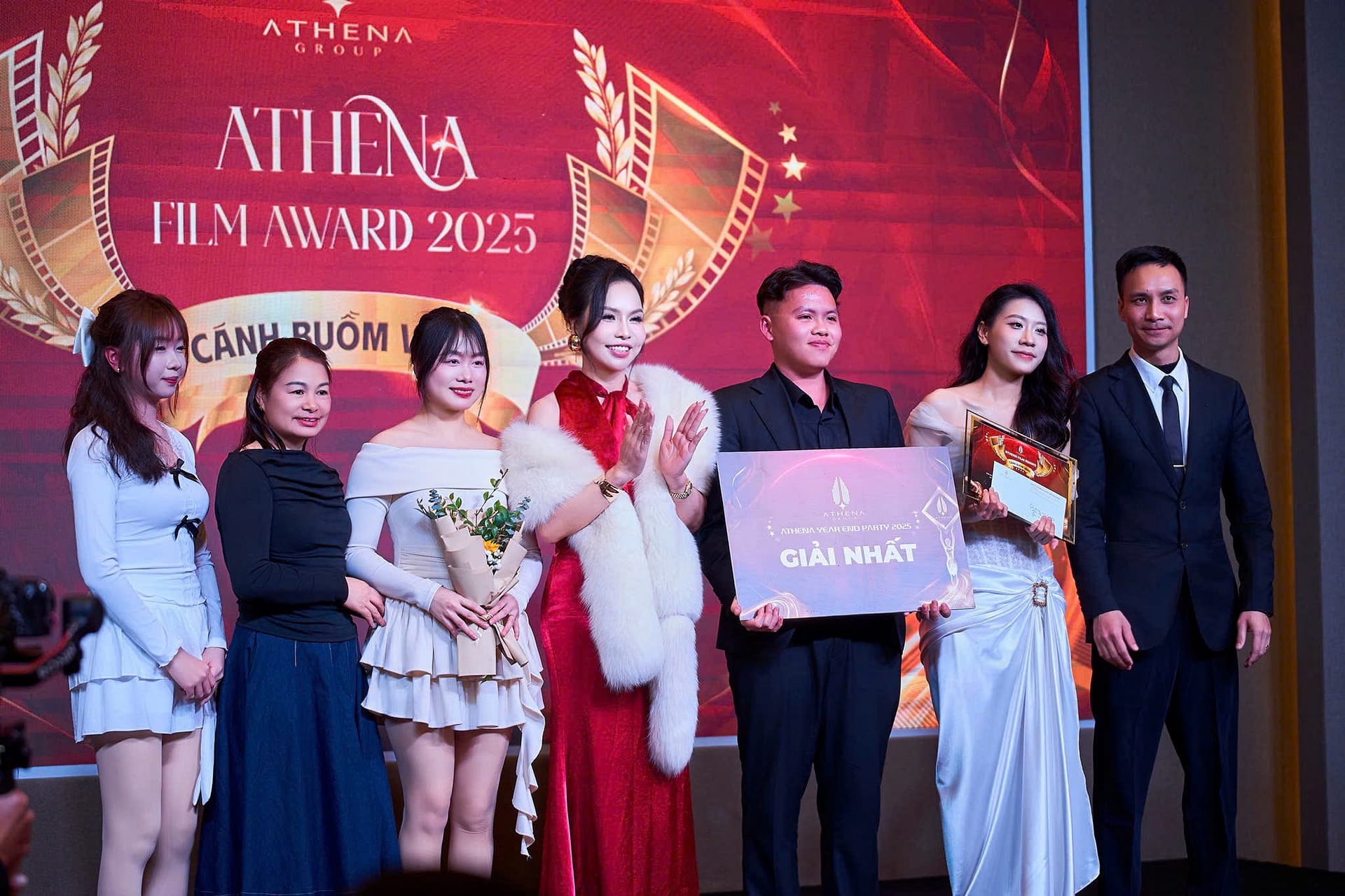 Chairwoman Vu Hoang Yen presents awards for “Canh Buom Vang” Creative Video Contest.