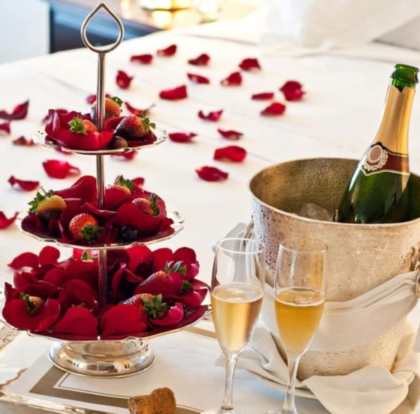 Phòng trăng mật trên du thuyền Athena Premium được trang trí lãng mạn